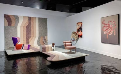 Vista de uno de los bodegones de la exposición. En primer plano, la silla Roll de Kettal; a la izquierda, la butaca Gender de Cassina, sobre la alfombra Nuances de GAN.