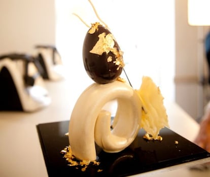 Pastel con huevo de oro, de Paco Torreblanca.