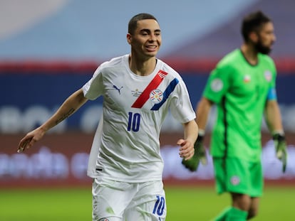 Miguel Almirón celebra su gol frente a Chile ante el lamento de Claudio Bravo.