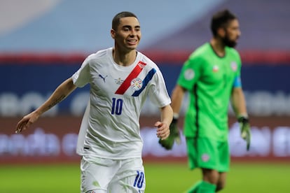 Copa América: Miguel Almirón celebra su gol frente a Chile ante el lamento de Claudio Bravo