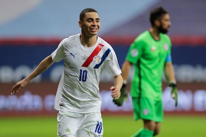 Copa América: Miguel Almirón celebra su gol frente a Chile ante el lamento de Claudio Bravo