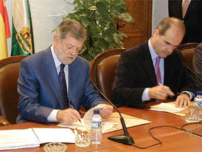 Juan Carlos Rodríguez Ibarra y Manuel Chaves firman el protocolo para colaborar en <b><i>software</b></i> libre.