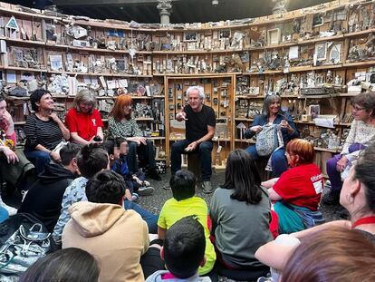 Una escena de la representación de 'Biblioteca de cuerdas y nudos' esta semana en Segovia. En el centro de la imagen, José Antonio Portillo Vesga.