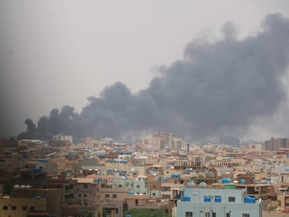 El humo de los bombardeos se eleva sobre los edificios de Jartum, capital de Sudán, el 27 de agosto de 2023.