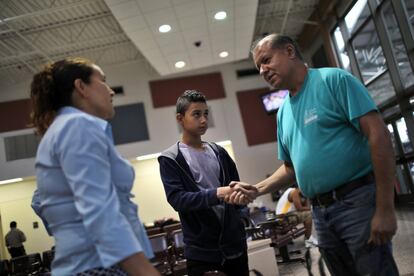 Algunos abogados que trabajan con migrantes afirman que han visto pequeños cambios desde que Donald Trump gobierna. En la foto, dos migrantes, madre e hijo, saludan a un miembro de la organización 'Catholic Charities' mientras se preparan para coger un autobús dirección Atlanta tras ser liberados del centro de detención el 9 de mayo del 2017 en McAllen, Texas.