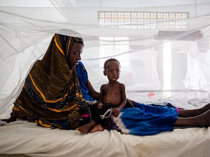 Después de una visita a la clínica móvil en el campo de desplazados internos de Luglow, le dijeron a Haawo Abass (20) que llevara a su hijo Abdelnasr (16 meses) al centro de estabilización en Kismayo. El niño sufre desnutrición proteica, una enfermedad típica del período de destete.