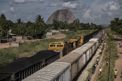 Por la vía rehabilitada por SACYR pasa un tren de carbón con 120 vagones que ocupan un kilómetro y medio de longitud. Cuando el convoy se detiene en el trayecto crea una frontera artificial en las comunidades que atraviesa. Como sólo han construido cuatro pasarelas en los 900 kilómetros, la población cruza de un lado a otro por debajo de los vagones, arriesgando continuamente su vida. Para miles de familias se ha dificultado el acceso a los mercados, a las escuelas, a los centros de salud e incluso a sus propios cultivos. 
 