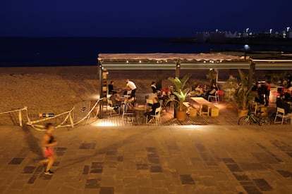 Un chiringuito en la Barceloneta, en mayo.