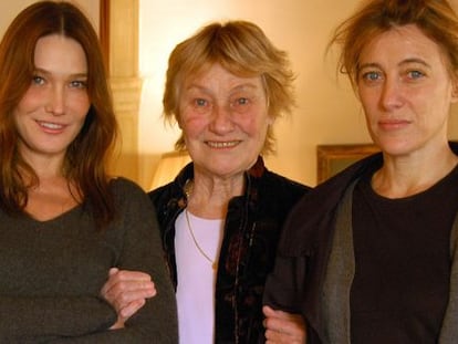 Carla Bruni, con su madre Marisa y su hermana Valeria.