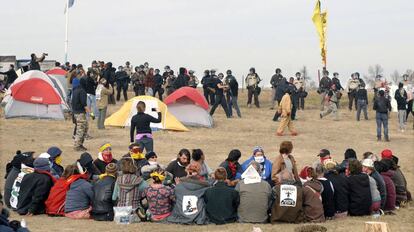 Manifestantes en contra del oleoducto en Dakota del Norte.