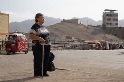 Juana Lazo Díaz  camina con bastón a su casa que se encuentra ubicada dentro del penal del Perú, el 27 de abril de 2023.