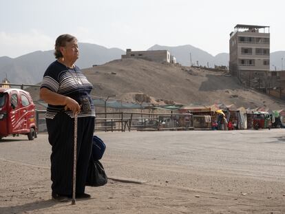 Juana Lazo Díaz  camina con bastón a su casa que se encuentra ubicada dentro del penal del Perú, el 27 de abril de 2023.