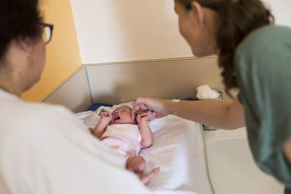 Personal sanitario en una unidad de maternidad de un hospital en París. 