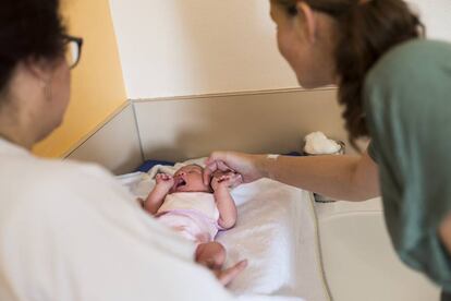 Personal sanitario en una unidad de maternidad de un hospital en París.