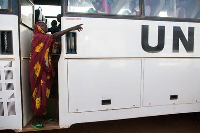 A pesar de que los gobiernos de Sudán y Sudán del Sur abrirán sus fronteras próximamente, según ACNUR “los refugiados seguirán utilizando rutas irregulares en busca de asilo, pues el uso de un paso fronterizo controlado por los oficiales del gobierno de Sudán no es una opción por razones obvias de protección”. En la imagen, una refugiada sudanesa sube a un autobús en Yida.