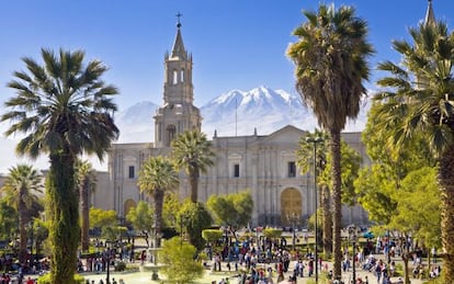 La catedral de Arequipa con el volcán Misti al fondo.