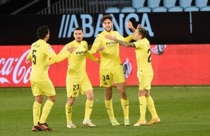 Desde la izquierda, Parejo, Moi Gómez, Fer Niño y Rubén Peña celebran el cuarto gol del Villarreal este viernes en Balaídos.