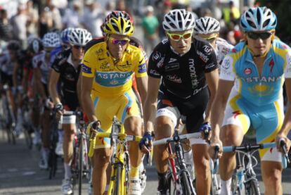 Alberto Contador, ayer en el Criterium Internacional de Castillon con el maillot amarillo del Tour.