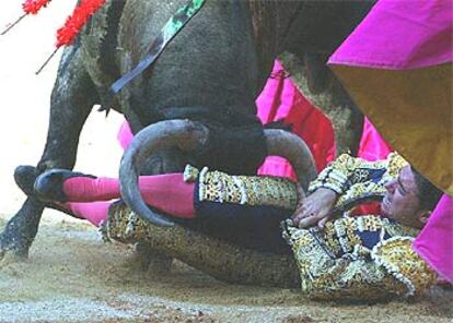 Fernando Robleño sufrió una voltereta sin consecuencias en su primer toro.