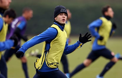 Jack Wilshire entrena con sus compañeros del Arsenal en la ciudad deportiva de su equipo.