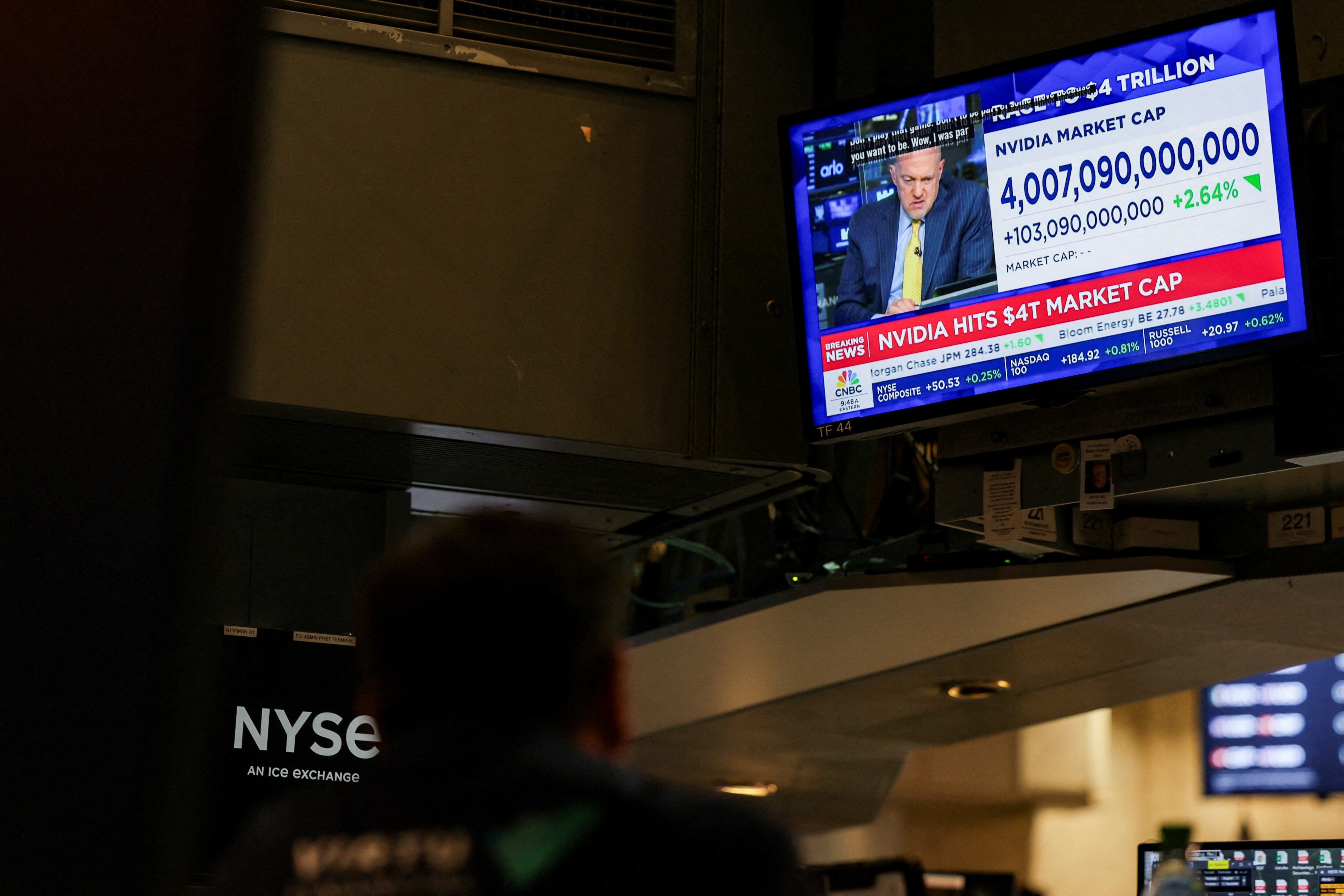 Un televisor, en la Bolsa de Nueva York, cuenta que Nvidia ha llegado a cuatro billones de dólares de capitalización bursátil.