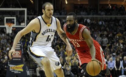 Harden conduce el balón ante Koufos, de Memphis.