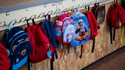 Unas mochilas en una escuela de Barcelona.