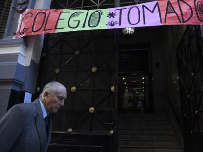 Un hombre pasa por la puerta del Carlos Pellegrini, uno de los colegios ocupados por los estudiantes. 