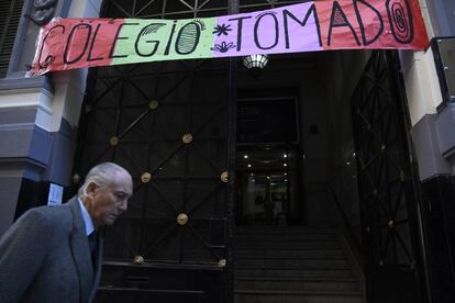 Un hombre pasa por la puerta del Carlos Pellegrini, uno de los colegios ocupados por los estudiantes. 