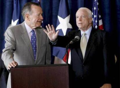 El ex presidente de EE UU George Bush (izquierda) y el aspirante republicano John McCain, ayer en un acto en Houston.