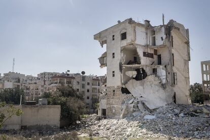 Edificios destrozados en la ciudad de Idlib por los bombardeos del régimen. Si bien la capital de Idlib no ha sido la más castigada por los bombardeos aéreos de Rusia y el Ejército sirio, en los últimos meses los ataques de artillería contra zonas civiles de la localidad han sido una constante.