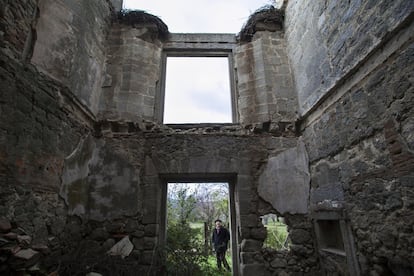 Más conocida como la Casa de las Cigüeñas, por las zancudas que anidan en lo que queda de sus tejados y chimeneas, se encuentra a 10 kilómetros del núcleo urbano de San Lorenzo.