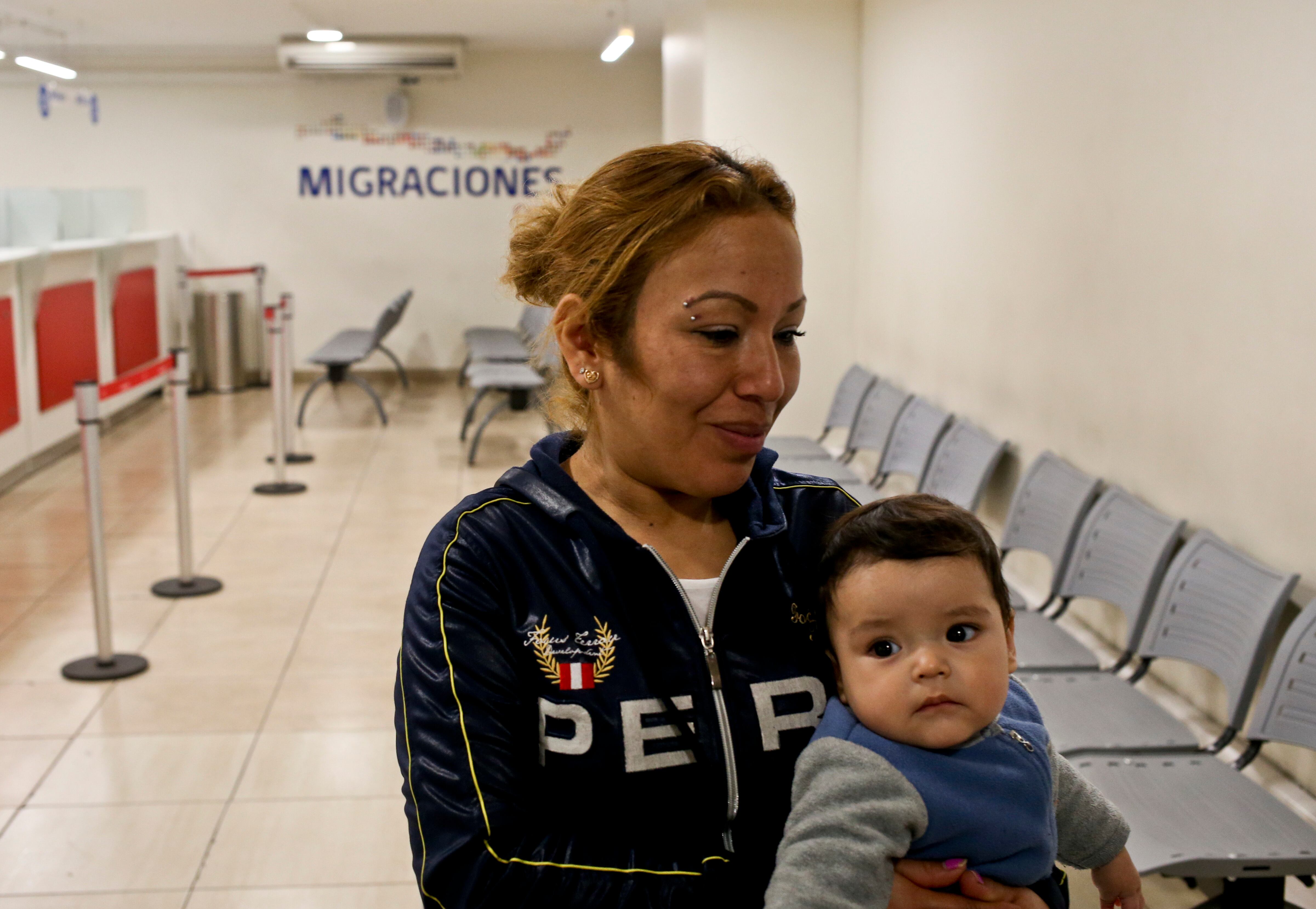 Una mujer migrante espera para ser atendida en una oficina de migración en Santiago, en 2017.