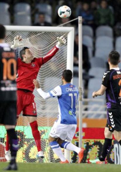 Carlos Vela, de la Real marca ante Jaime, portero del Valladolid.