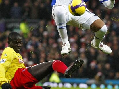 McCarthy elude a un defensa en un partido de la <i>Premier League.</i>