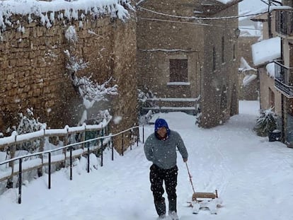 Snowy conditions in Troncón, Teruel.