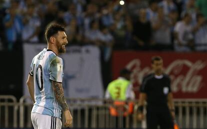 Lionel Messi sonríe luego de marcar su primer gol.