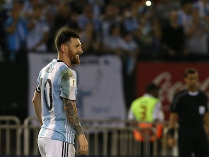Lionel Messi sorri depois de marcar o único gol da partida.