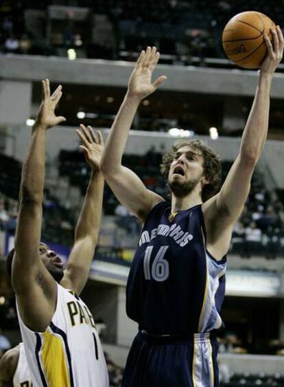 Pau Gasol tira a canasta intentado supera al jugador de los Pacers de Indiana Ike Diogu.