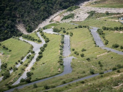 Zona restaurada de l'abocador controlat de la Vall d'en Joan.