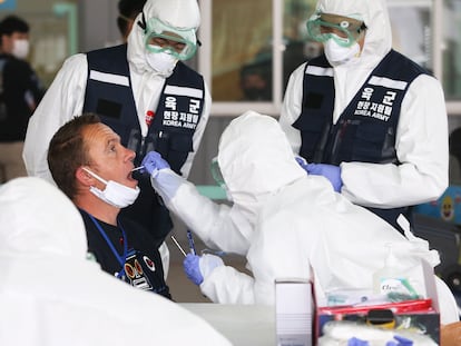 Equipe médica da cidade de Incheon, na Coreia do Sul, aplica teste para coronavírus em um posto de diagnóstico rápido.