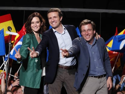 Isabel Díaz Ayuso, Pablo Casado e José Luis Martínez-Almeida, neste domingo na sede do PP.