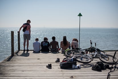 Jovens em um píer no mar de Southend, no Reino Unido, em 30 de março de 2021.