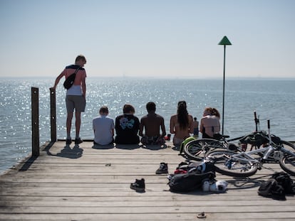 Jovens em um píer no mar de Southend, no Reino Unido, em 30 de março de 2021.