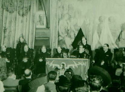 Banderas falangistas en el Aula Magna del Ateneo de Madrid, en 1943