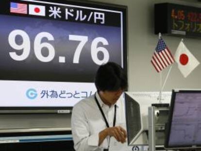 Un empleado en una oficina de corretaje en Tokio. EFE/Archivo