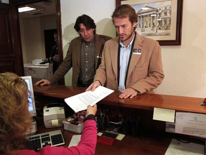 El portavoz del sindicato de controladores, César Cabo, entrega una carta ayer en el Congreso.