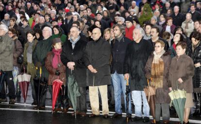 El consejero vasco de Interior, Rodolfo Ares, junto a otros responsables políticos que han asistido a la manifestación contra ETA hoy en Bilbao