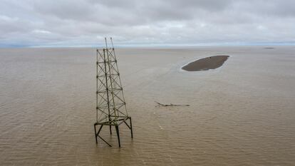 La estructura del faro de Cabo Norte se inundó cerca de la desembocadura obstruida del río Araguari, en el Estado de Amapá, en el norte de Brasil, a finales de abril de 2022. Las llanuras aluviales, mejoradas por la interrupción del río Araguari que desemboca en el Océano Atlántico, comprenden una gran extensión de ecosistema costero intermitente que se enfrenta a cambios acelerados tras muchos años de intervención humana a través de actividades económicas como la ganadería y la generación de electricidad.