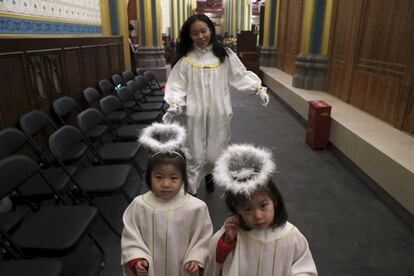 Niñas vestidas de ángeles durante el ensayo de la misa de Noche Buena en Pekín (China), el 24 de diciembre de 2018.